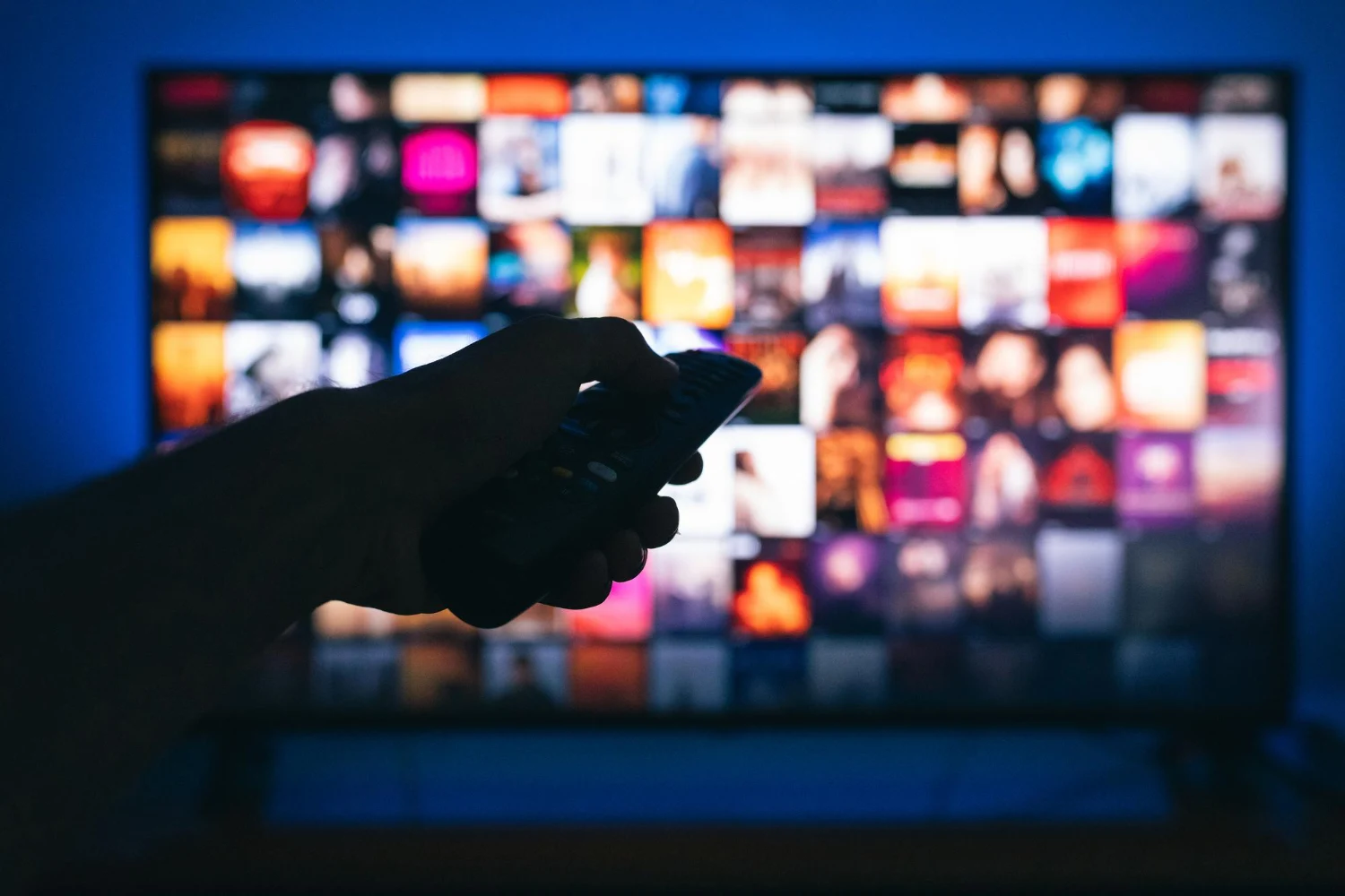 انواع تبلیغات تلویزیونی ؛از تبلیغات تلویزیونی سنتی و خطی تا تلویزیون متصل (CTV)، OTT و تبلیغات پیشرفته